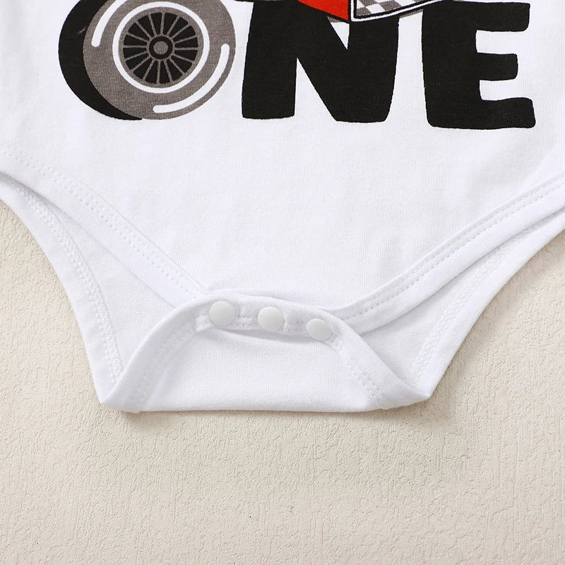 Ensemble Anniversaire Bébé Garçon – T-shirt “Fast One” + Short à Carreaux (0-12 mois)