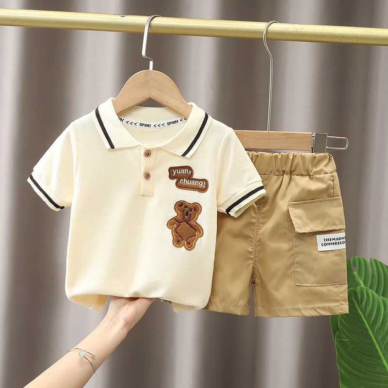 🧸 Ensemble bébé (polo ours + short beige)

👉 “Ensemble bébé garçon été – polo blanc avec motif ours et short beige confortable, mode enfant pas cher