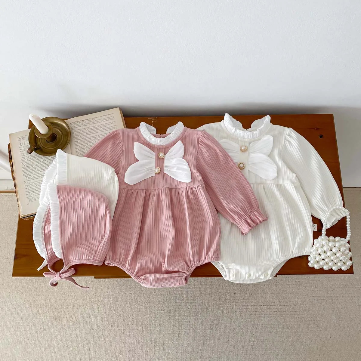Barboteuse Bébé avec Chapeau & Grand Nœud – Tenue Mignonne pour Filles (0-24 mois)