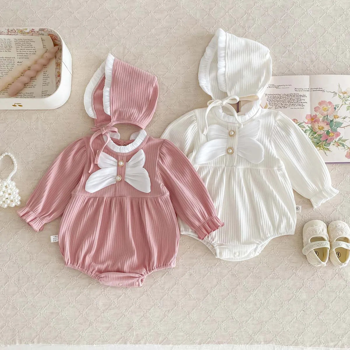 Barboteuse Bébé avec Chapeau & Grand Nœud – Tenue Mignonne pour Filles (0-24 mois)