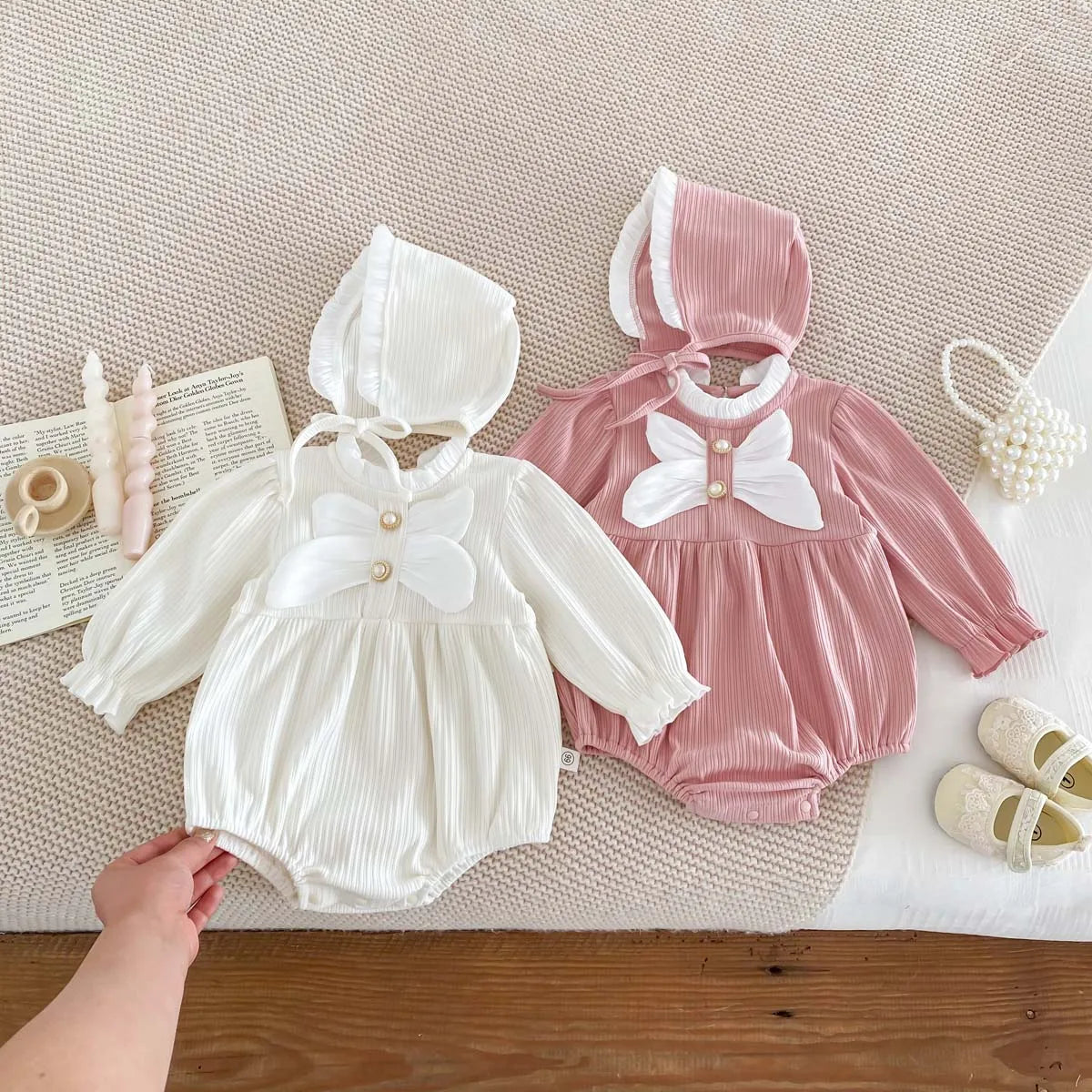 Barboteuse Bébé avec Chapeau & Grand Nœud – Tenue Mignonne pour Filles (0-24 mois)