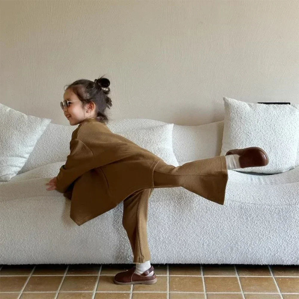 Ensemble Fille Chic 2 Pièces – Haut Cape & Pantalon Évasé | Automne 2025