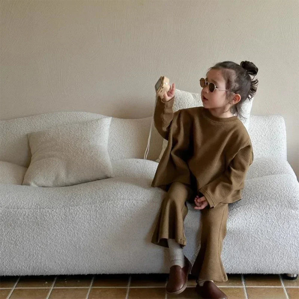 Ensemble Fille Chic 2 Pièces – Haut Cape & Pantalon Évasé | Automne 2025